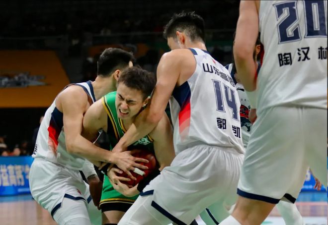 又是3連敗！8勝10負楊鳴陷入危機，遼蜜暴怒：每年去歐洲考察些啥