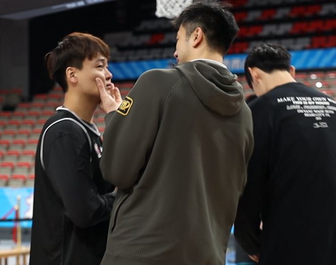 北控備戰德比！沈梓捷跟隊但缺席，肘子捏臉趙睿，張慶鵬重提學習