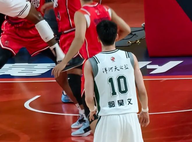 郭昊文是真帶不動同曦！連突帶投轟30分，全場扛著前進，隊友太菜