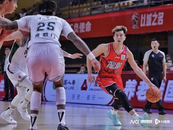 郭艾倫復出廣州男籃戰勝南京隊，徐昕：他對我們非常有幫助