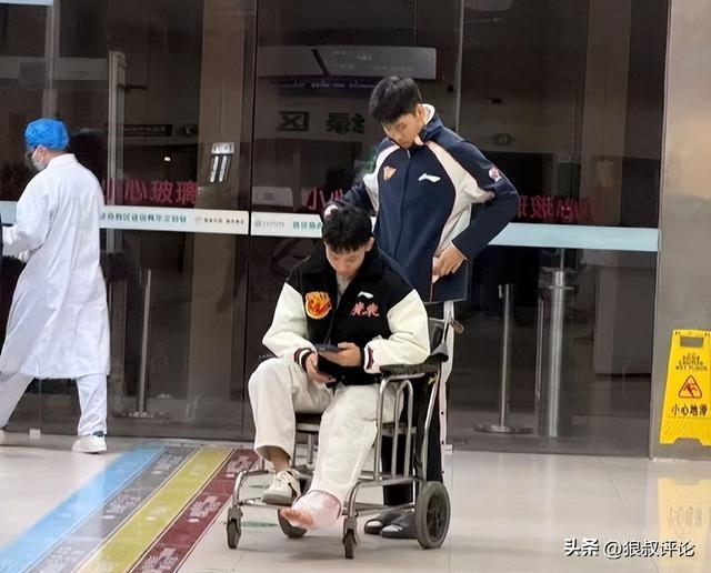 媒體人：萬幸的是徐杰只是崴腳 但崴得似乎有點厲害