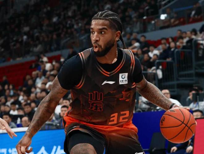 山東勝廣廈！鮑威爾克里斯主導，陳林堅連進關鍵球，廣廈僅靠布朗