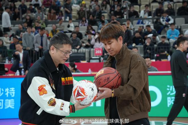 深圳青年人全隊現場觀戰深圳烈豹，雙方還進行了禮物互換