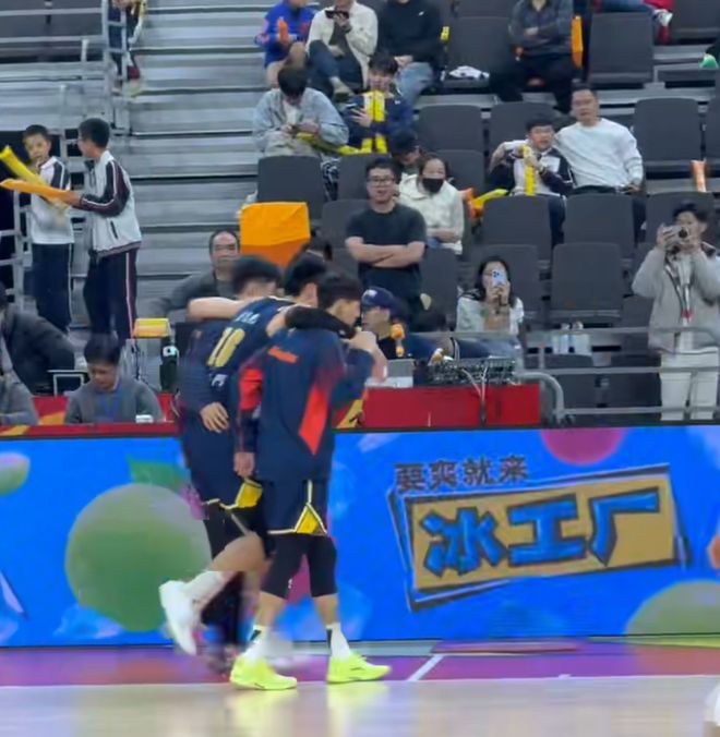 突發！廣東隊2米11中鋒，意外受到重傷，被隊友攙扶下場 令人擔憂