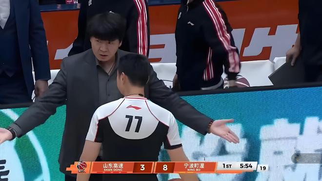 克里斯犯渾！山東男籃逆襲：高詩巖驚艷15分，18歲俊才3分鐘燃爆