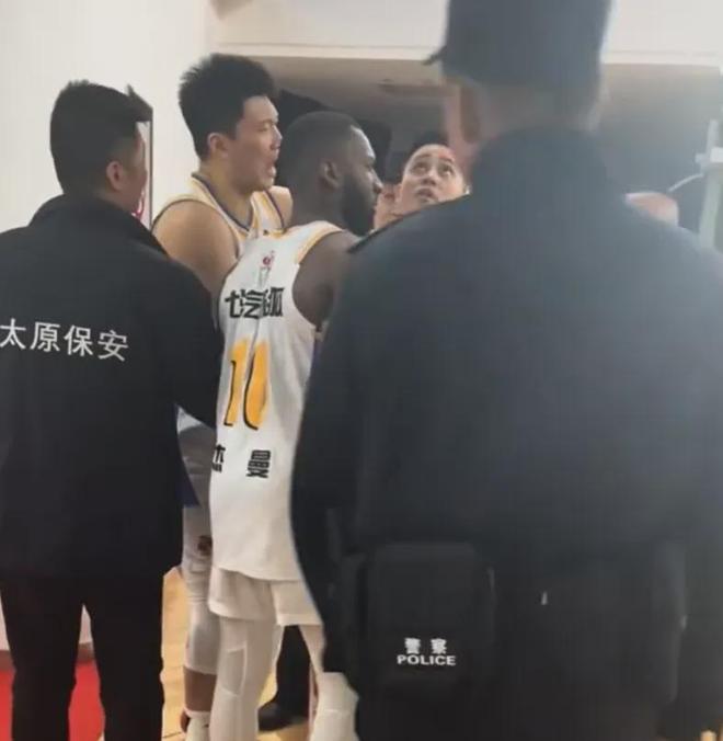 向球員吐口水！太離譜了，必須嚴查！