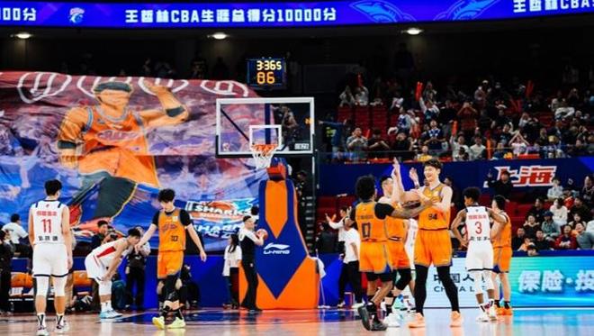 銘記場面 | 里程碑之夜！王哲林解鎖CBA萬分，上海男籃力克廣州男籃