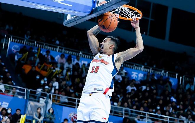 五連勝，廣東男籃領跑積分榜，一個壞消息：胡明軒沒有國手的樣子