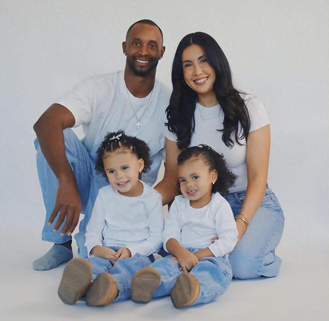 弗格一家近照：帶遼寧3連冠，嬌妻身材火辣，兩個孩子很幸福