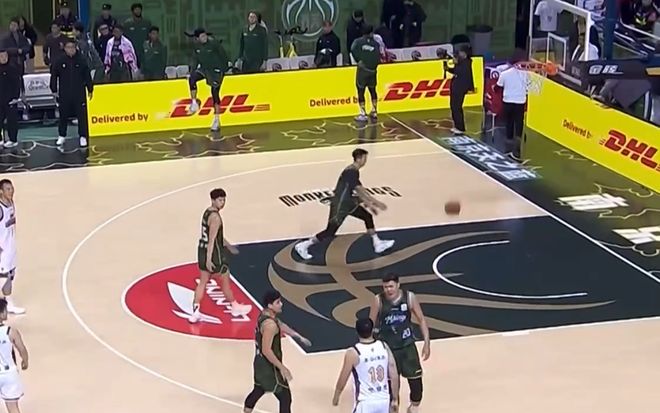 同曦這是干啥？四川落后33分最后一攻不給投引沖突，致3人驅(qū)逐