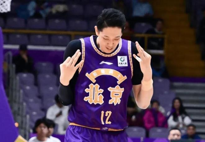 三連勝！北控步入正軌！以內(nèi)線為核，廖三寧統(tǒng)治關鍵球摧毀青島！