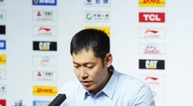 勝青島發(fā)布會！張慶鵬點名3將，廖三寧提防守，強調(diào)還未反彈！