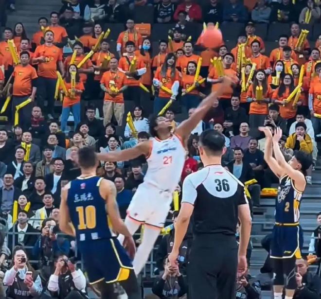 廣東3消息！杜鋒遭上海下馬威，朱芳雨開搶麥基，徐杰復出打?qū)幉?></div>
                            <div   id=