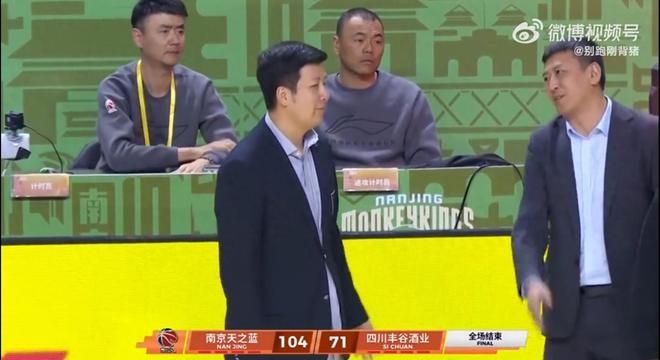 為何同曦贏32分還爆發(fā)沖突？媒體人不解，球迷怒斥后指出一個(gè)原因