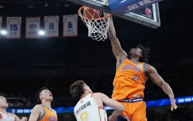 上海賺大了！36歲老將轟24分10板，硬生生從第四外援打成球隊頭牌