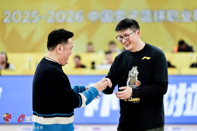 廣廈為球迷送上專屬冠軍戒指，后者曾拍下錯版戒指&祝福廣廈