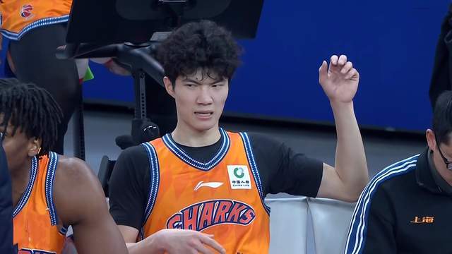 34分大勝，上海男籃新星26分生涯新高，連續(xù)爆發(fā)2場 盧偉挖掘潛力