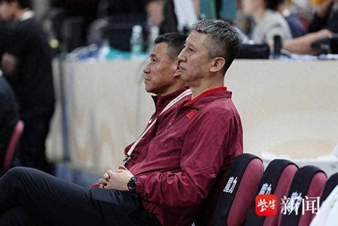 中国男篮客场挑战日本，绝境之下力争夺回出线主动权