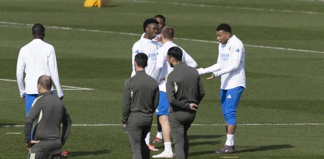 世体：皇马即将迎来赛季关键3月，但球队阵容深度已跌至谷底...