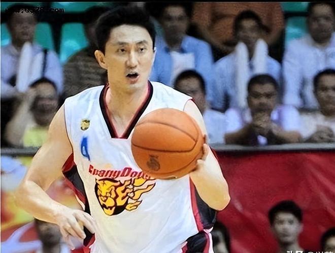 他是广东宏远主教练,身兼重任财富自由,感谢3个姐姐供他打球