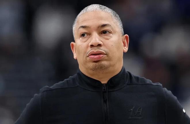 快船重建吧!卢乱用人+坚持单打,外线防守大空,堆满老将纯自残