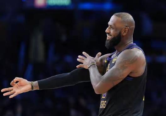 詹皇复出后,湖人保持三连胜,他依旧是那个无所不能的詹姆斯!