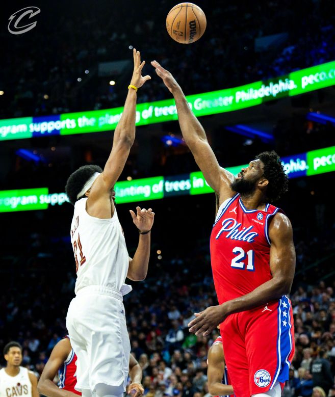 恩比德空砍33分米切爾13+9+12，奇兵暴走探花絕殺，騎士逆轉(zhuǎn)76人