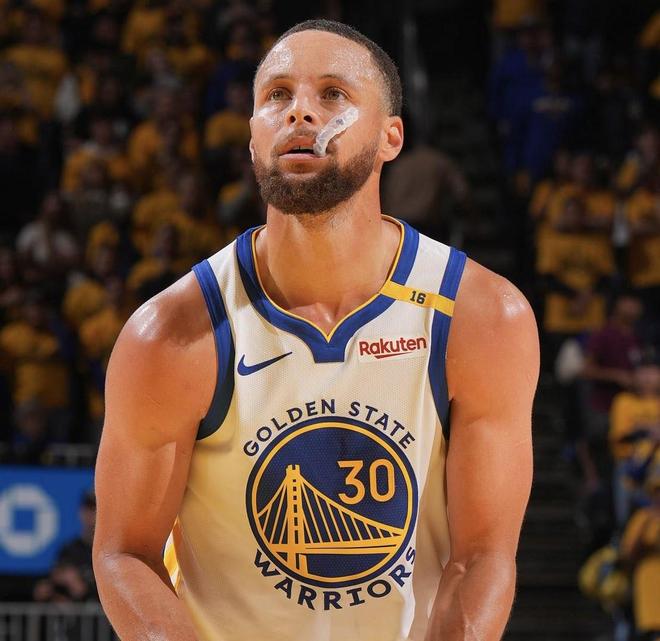 狀態(tài)平平,庫里19中8得27分6板4助2斷5失誤,三分10中4