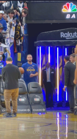 手感逆天,库里赛前在球员通道前单手扔进纵贯全场的超远三分