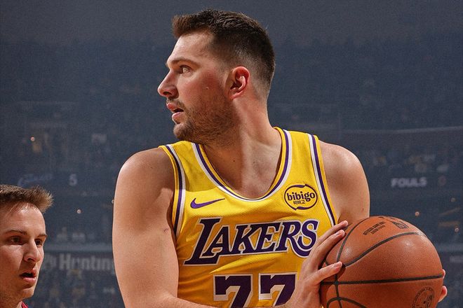 東契奇險(xiǎn)受傷，湖人本賽季最大分差！詹姆斯淚目，有可能回騎士？