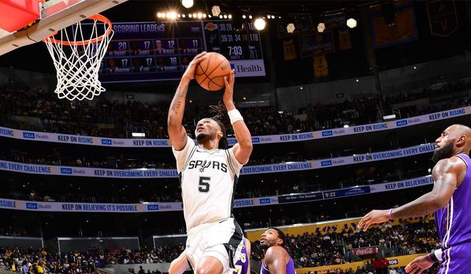 轟30+10+6!馬刺21歲新星蛻變扎心湖人:挺進NBA杯西決叫板雷霆