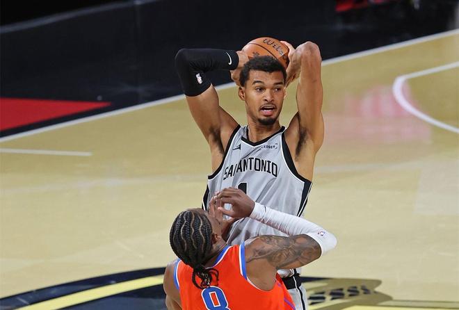 轰22+9掀翻联盟第一!文班亚马回归就闪耀,名嘴:外星人终结雷霆