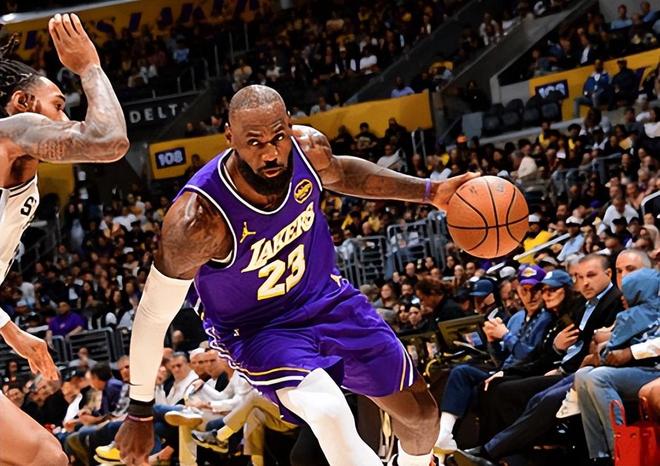 爆大冷!湖人惨败马刺无缘杯赛四强,东契奇35+8!一战认清8现实