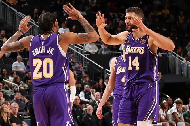 明明在场上一点作用都没有,湖人却非要将他留在轮换阵容中?