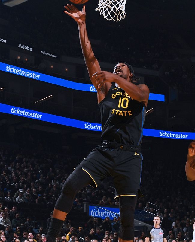 硬漢重傷庫里19+11，維金斯重返故地半場0分，勇士復仇熱火4連勝