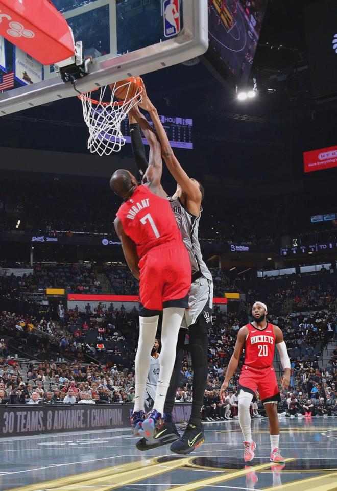 下半場(chǎng)11投1中！文班亞馬被鎖死！杜蘭特賽后點(diǎn)評(píng)一針見血