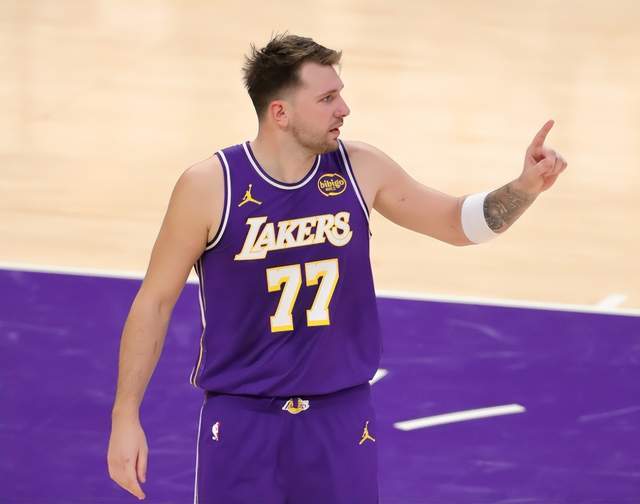 一边倒!湖人20分领先打爆鱼腩:东契奇轰22+7+6,里夫斯18分