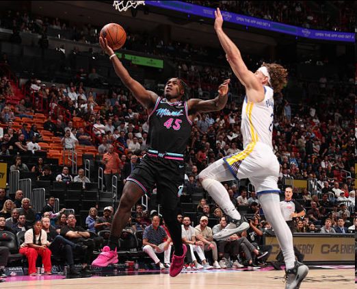 勇士一个月12个客场飞行里程11000英里！科尔：为球队感到骄傲