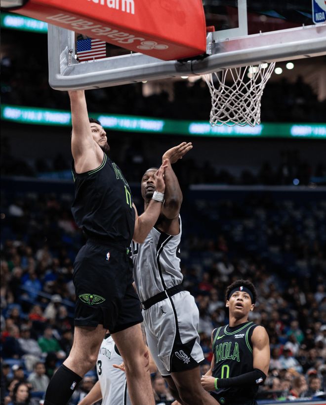狂送7连败！脸都不要了，马刺拒25分逆转，奎因创NBA历史第一神迹...
