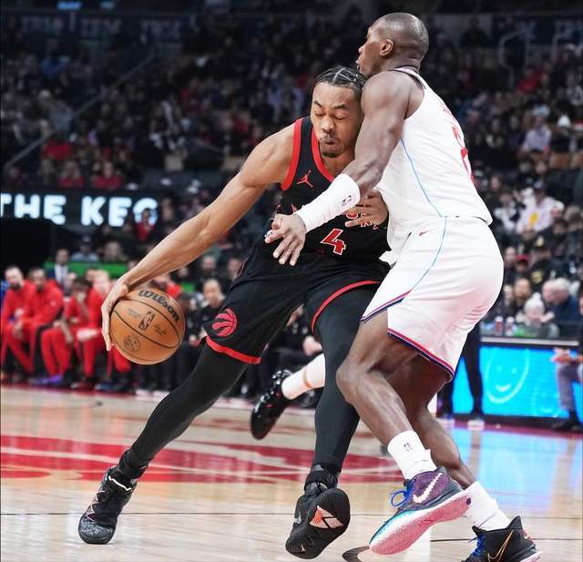 拉鋸戰(zhàn)！快船落后14分展開反撲：小卡因傷缺席，哈登13中3低迷