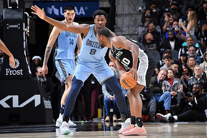 状态跟莫兰特一样糟糕！灰熊锋线球星再这样下去也要被送走了吧？...