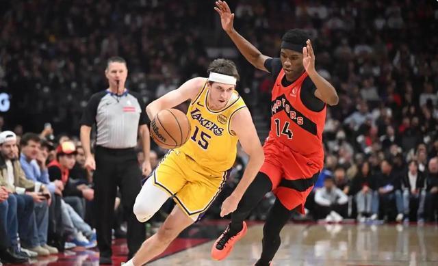 东不打詹低迷湖人幸亏还有小里 狂砍44分的表现还要换字母哥吗?