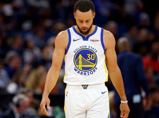 库里透露自己脚踝扭伤，勇士不能这么用老头了，该让他休息了！...