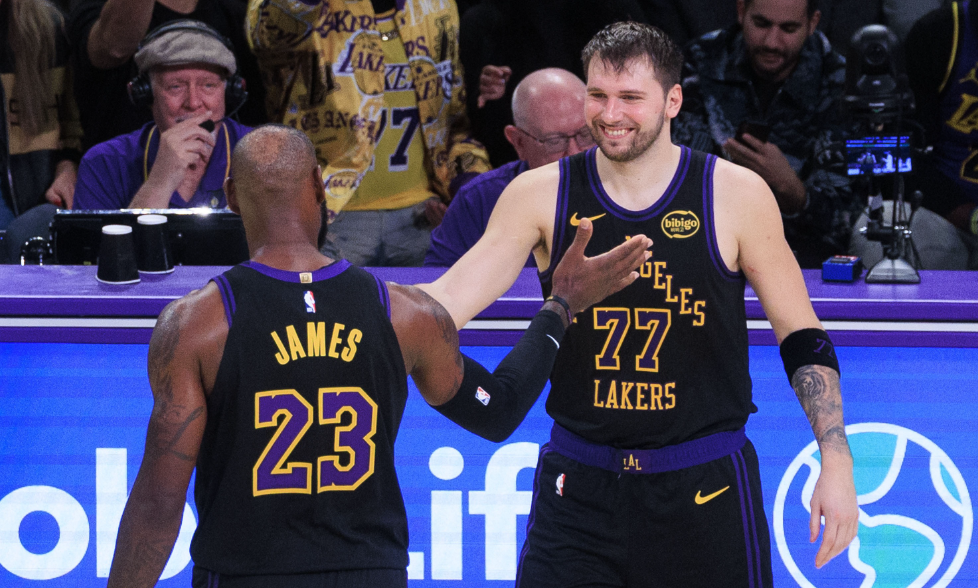 恐怖!一战狂刷9项纪录,全场高呼MVP 老詹要承认 东契奇才是领袖