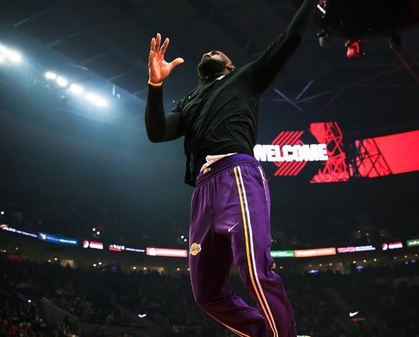 發揮全面效率不高，詹姆斯16中6取20分9板8助2帽，正負值-16