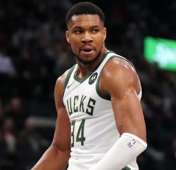 都在憋大招！NBA多支球隊在等揚尼斯提出交易申請！