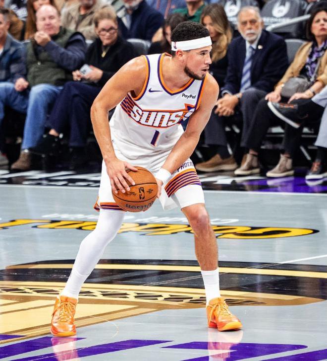 威少19+8+3力压铁神布克,无奈拉文德罗赞哑火,国王2连胜终结