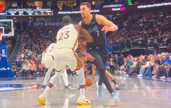 追夢格林做擋拆掩護時肘擊鮑威爾，裁判吹罰一級惡意犯規