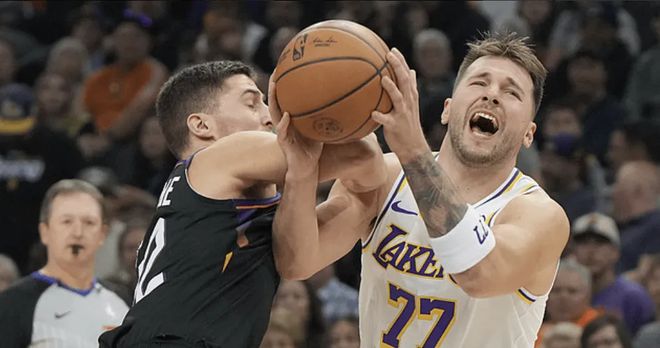 湖人大逆转!罚球引争议,詹姆斯准绝杀再创历史第一,狄龙遭驱逐