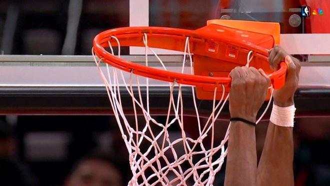 杜蘭特笑稱：都怪卡斯?fàn)枓炜鹱尰@筐歪了，這都是初中生干的事